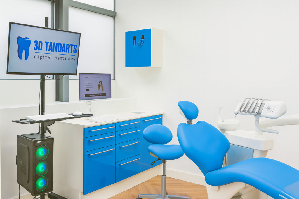 Sala di trattamento con monitor e poltrona presso 3D Tandarts Schiedam