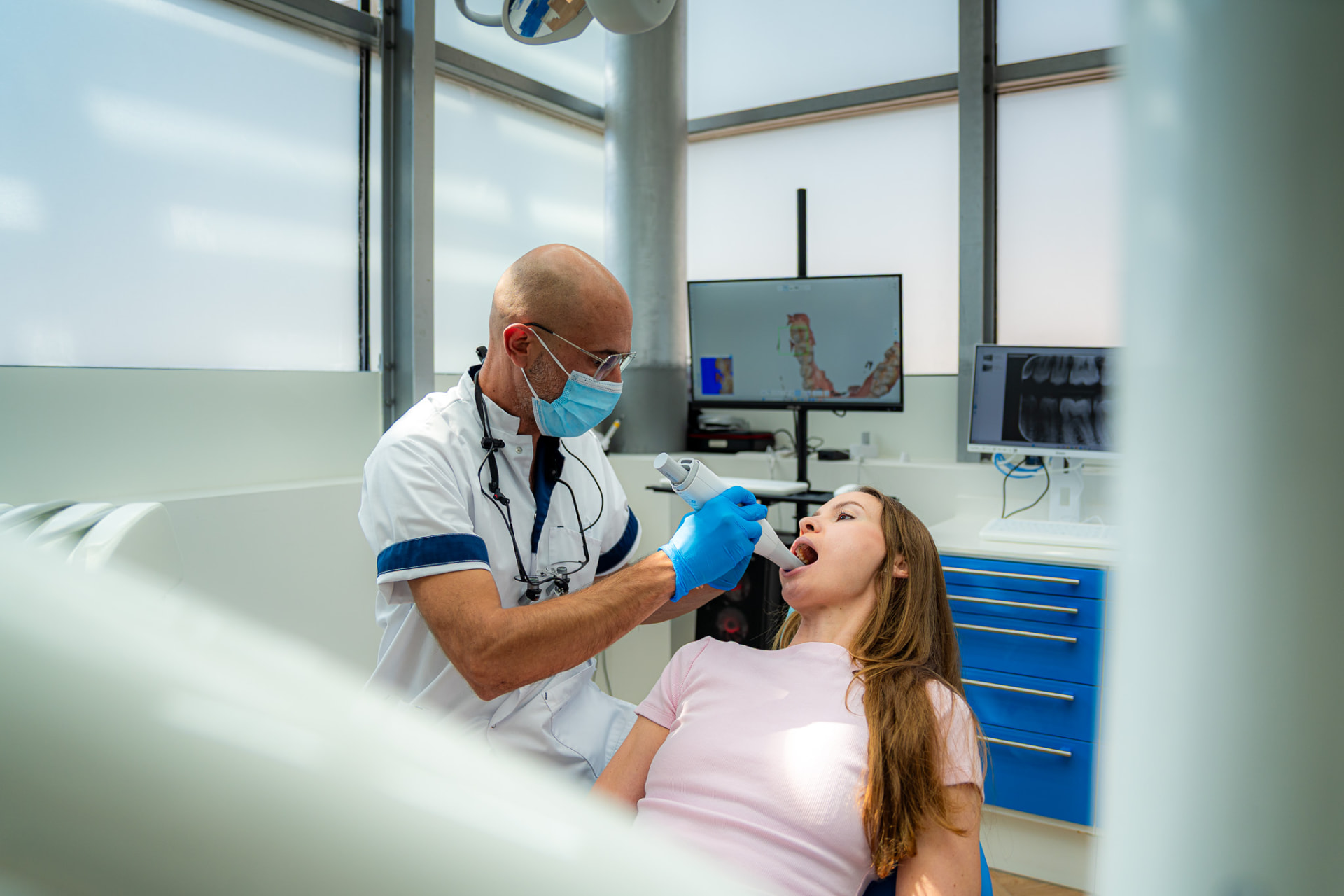 Tandarts maakt een intraorale 3D-scan van het gebit van een patiënt