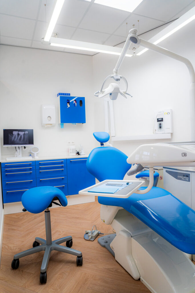 Sala di trattamento moderna con poltrona blu presso 3D Tandarts a Schiedam