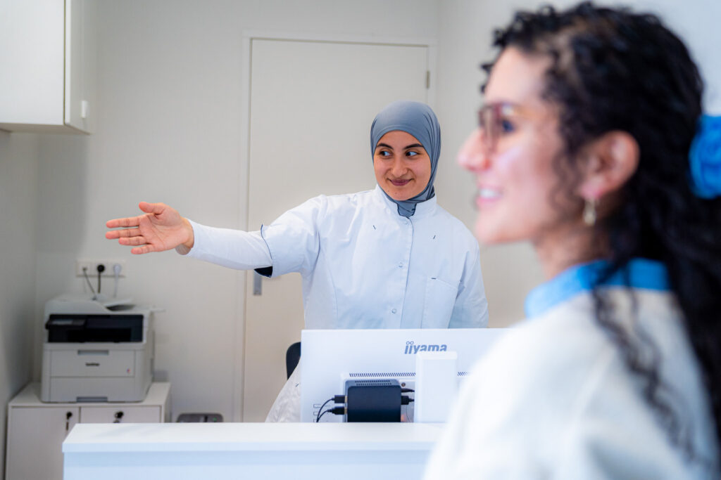 3D Tandarts team member welcoming a patient at the front desk