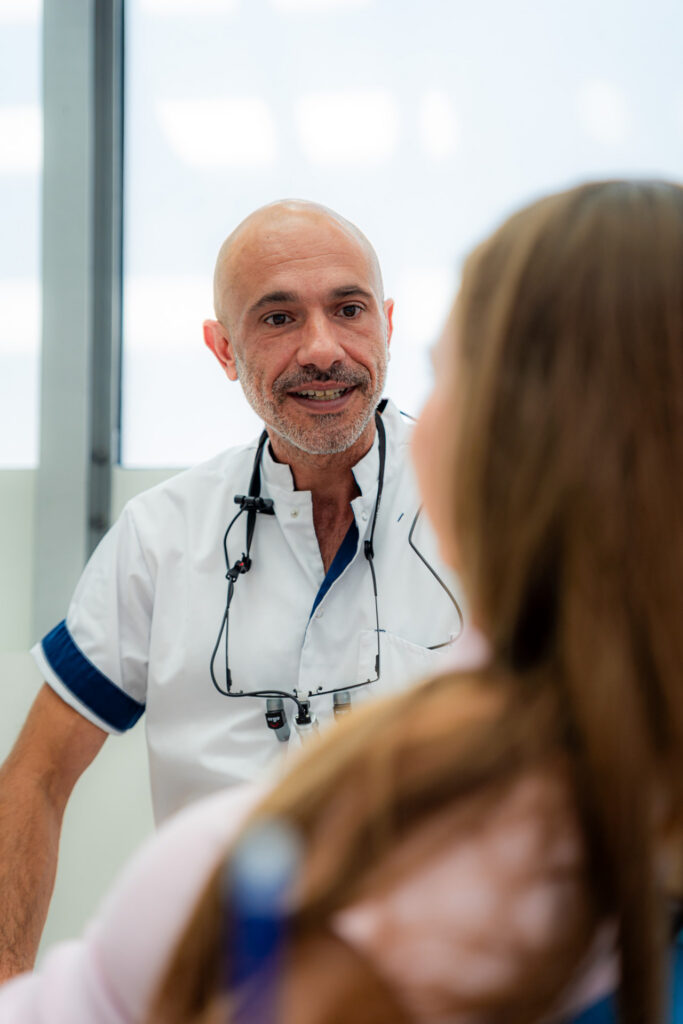 Dentista che spiega il trattamento a una paziente durante un consulto presso 3D Tandarts