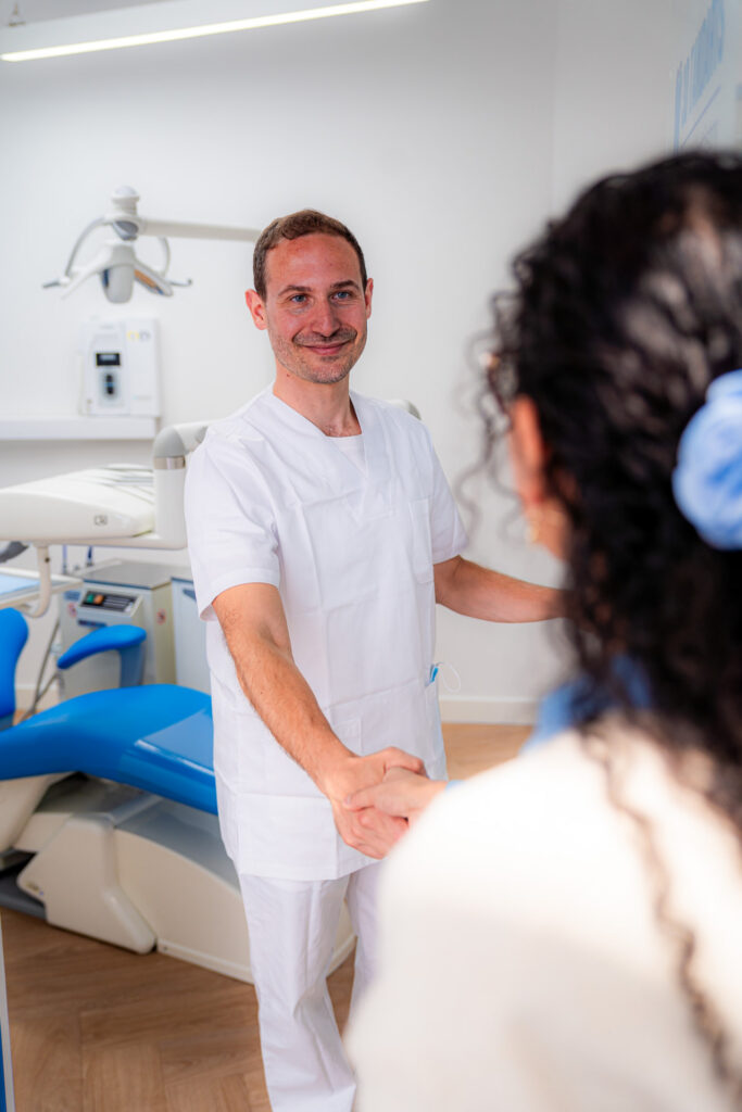 Dentista in colloquio con una paziente nella sala di trattamento di 3D Tandarts