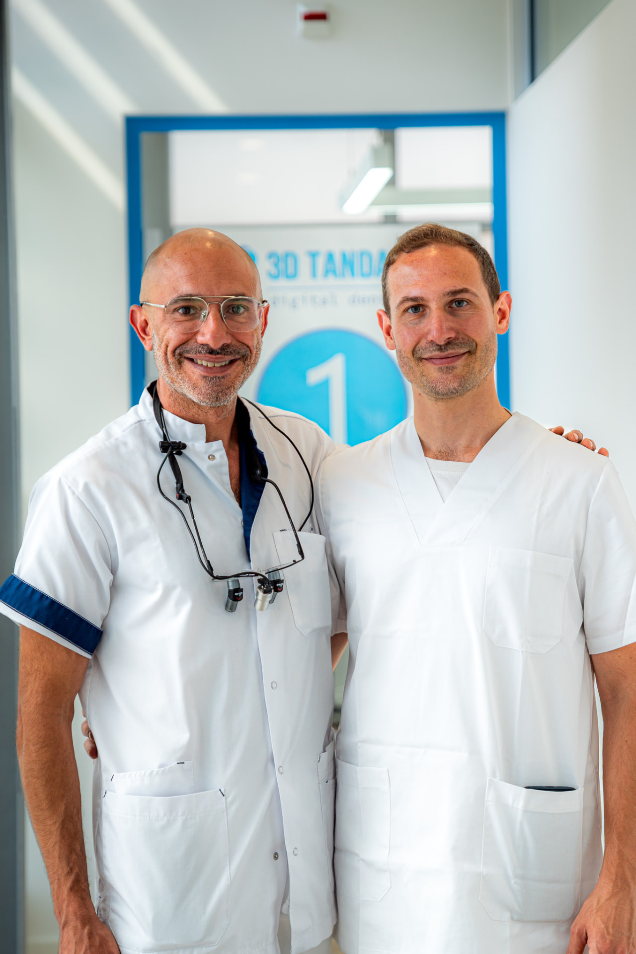 De tandartsen Alessio Deiana en Danilo Di Vico samen in de praktijk van 3D Tandarts Schiedam
